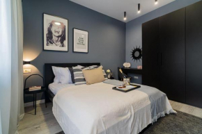 Chic Black & White 2BR Retreat on Dambovitei